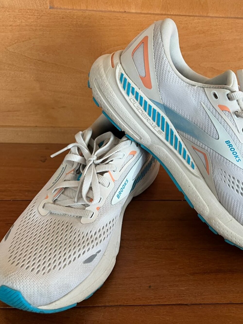 Brooks Adrenaline GTS 23 Women's Light Gray Running Shoes Lightweight Size 9 EUC